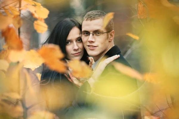 Jóvenes amantes hombre y mujer en el bosque de otoño — Foto de Stock