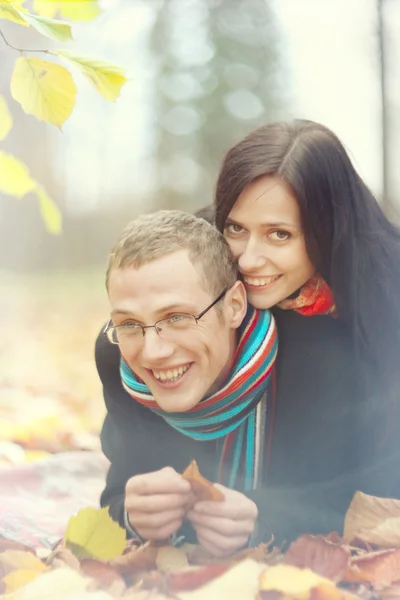 Jovens amantes homem e mulher na floresta de outono — Fotografia de Stock