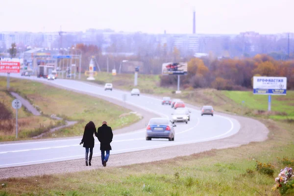 Ungt par promenader på en väg — Stockfoto