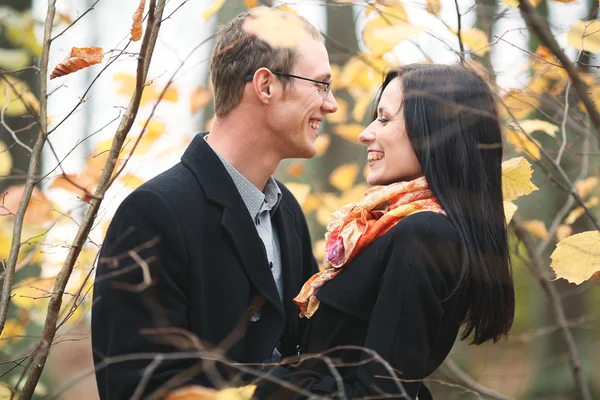 Jovens amantes homem e mulher na floresta de outono — Fotografia de Stock