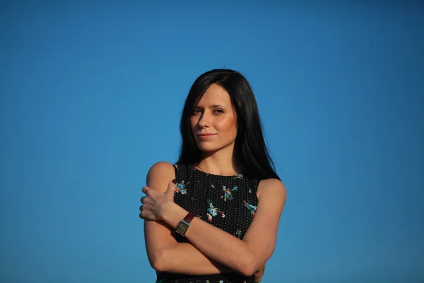 Mulher bonita ao ar livre sobre o céu azul — Fotografia de Stock