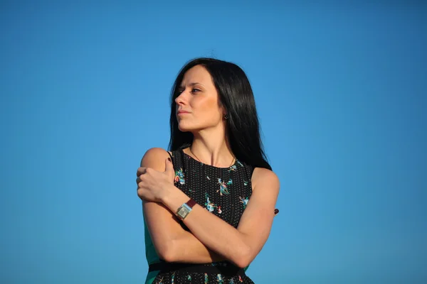 Belle jeune femme en plein air sur le ciel bleu — Photo