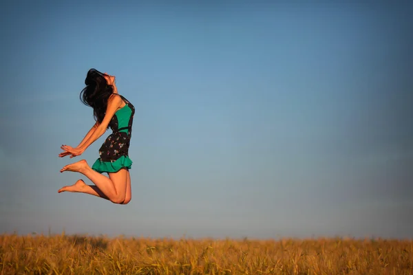 Bella ragazza che salta nel campo — Foto Stock