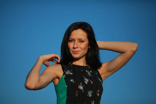 Belle jeune femme en plein air sur le ciel bleu — Photo