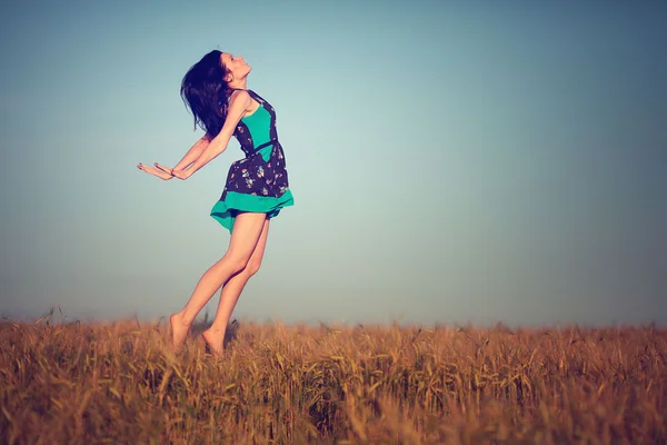 Hermosa joven saltando en el campo — Foto de Stock