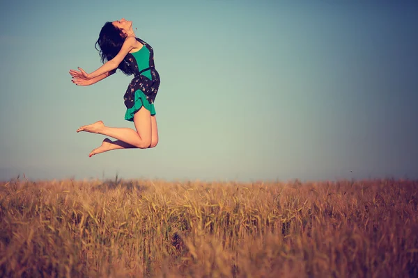Молодая девушка прыгнула в поле — стоковое фото
