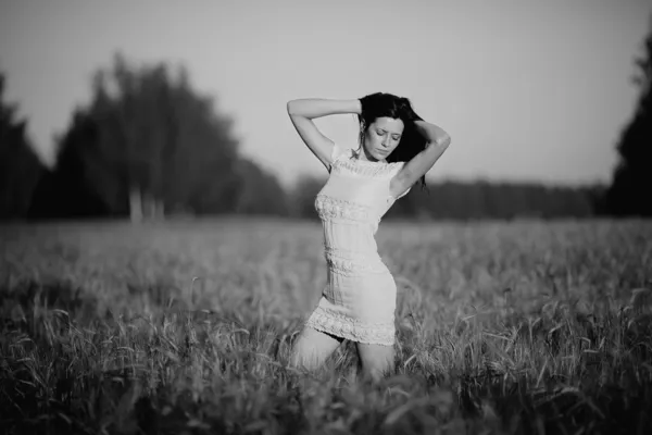 Portrait of romantic woman in the field — Stock Photo, Image