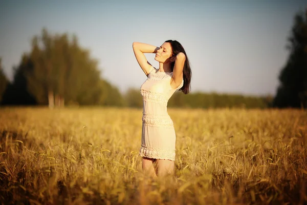 Portrait of romantic woman in the field — Stock Photo, Image