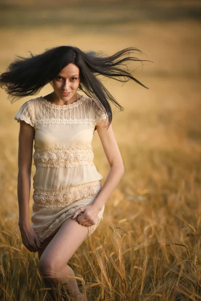 Retrato de mujer romántica en el campo —  Fotos de Stock