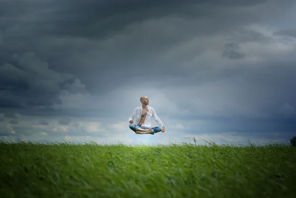 Man flying over a green meadow — Stock Photo, Image