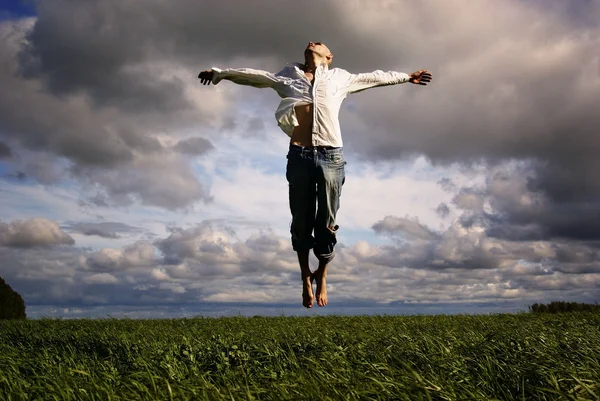 Un homme survolant une prairie verte — Photo