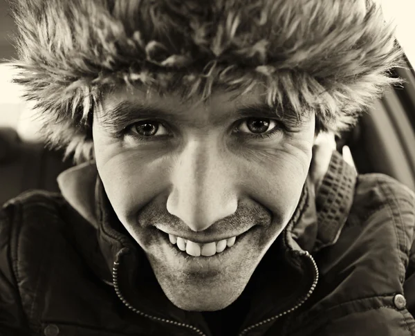Portret mężczyzny w futro zimowe kapelusz — Zdjęcie stockowe