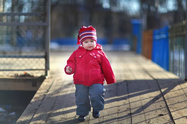 Niña alegre 2-3 años, jugando en la calle —  Fotos de Stock