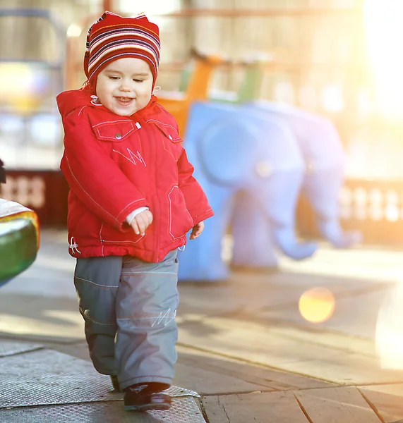 Kleines fröhliches Mädchen 2-3 Jahre, das auf dem Karussell spielt — Stockfoto