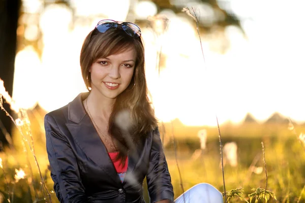 Hermosa chica en el bosque de abedul — Foto de Stock