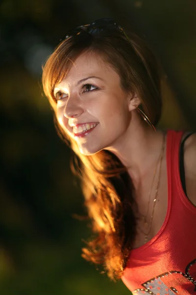 Portrait of a beautiful woman on nature — Stock Photo, Image