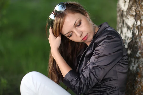 Hermosa chica en el bosque de abedul — Foto de Stock