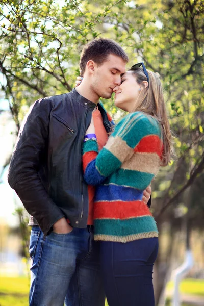 Amantes, hombre y mujer en primavera — Foto de Stock