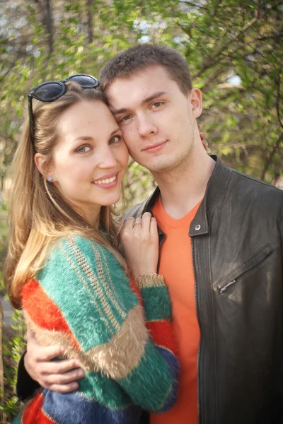 Liebende, Mann und Frau im Frühling — Stockfoto