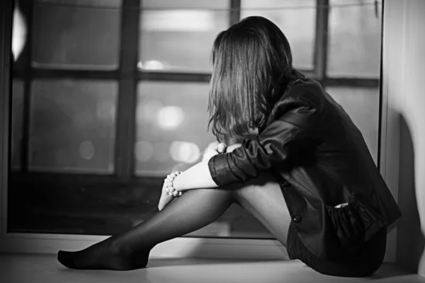 Triest meisje, zittend op de vensterbank, stress, depressie — Stockfoto