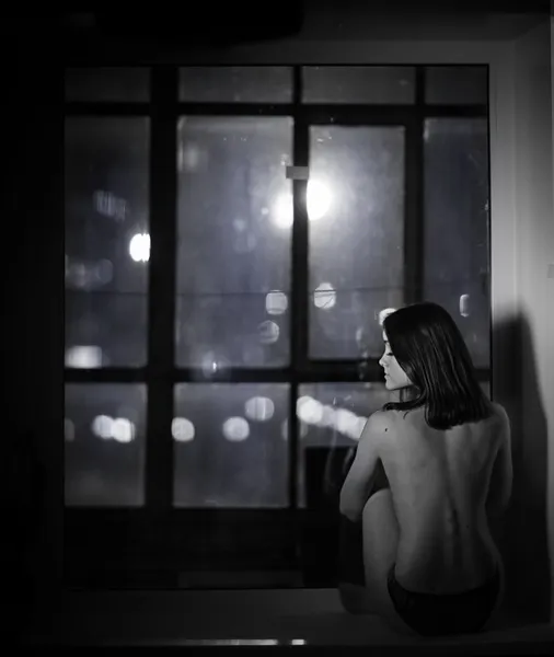 Chica triste sentada en el alféizar de la ventana, estrés, depresión — Foto de Stock