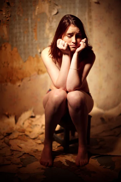 Szomorú meztelen lány ül egy széken, a stressz, a munkanélküliség — Stock Fotó