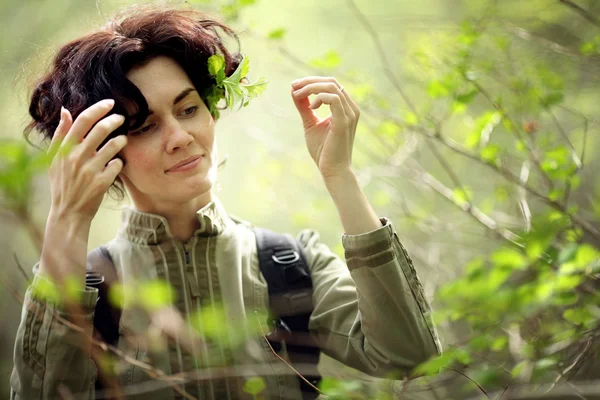 Retrato de chica morena en el bosque —  Fotos de Stock