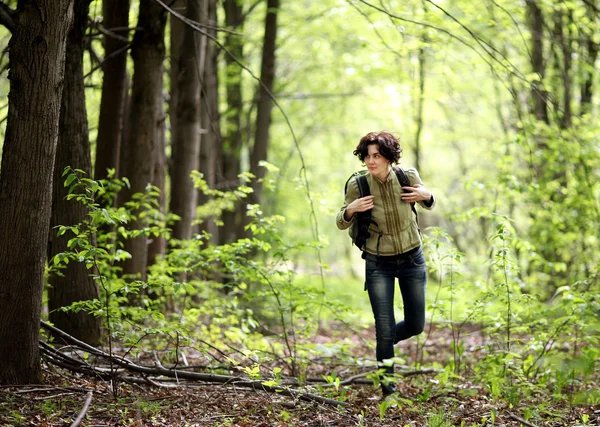Flicka turist i en skog — Stockfoto