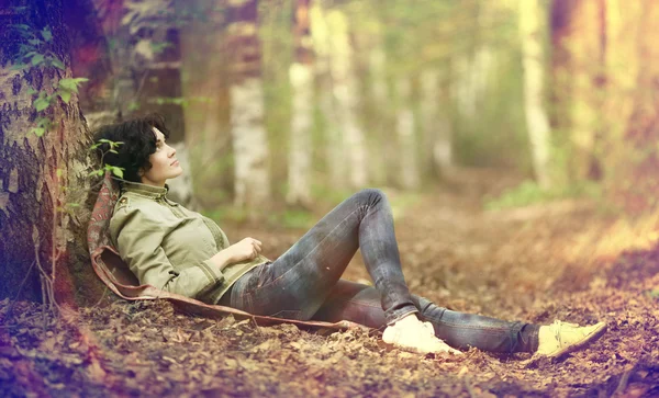 Ragazza turista in una foresta — Foto Stock