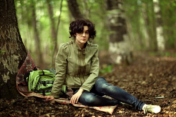 Τουριστική κορίτσι σε ένα δάσος — Φωτογραφία Αρχείου