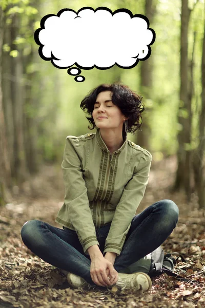 Menina pensando em uma floresta — Fotografia de Stock