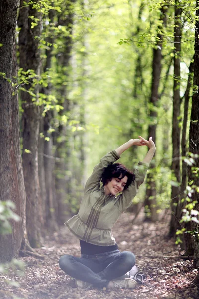 Flickan gör yoga i vår skog — Stockfoto