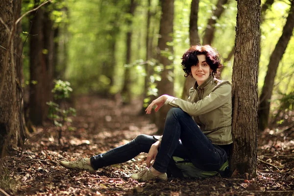Menina turista na floresta — Fotografia de Stock