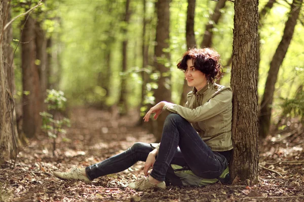 Chica turista en el bosque —  Fotos de Stock