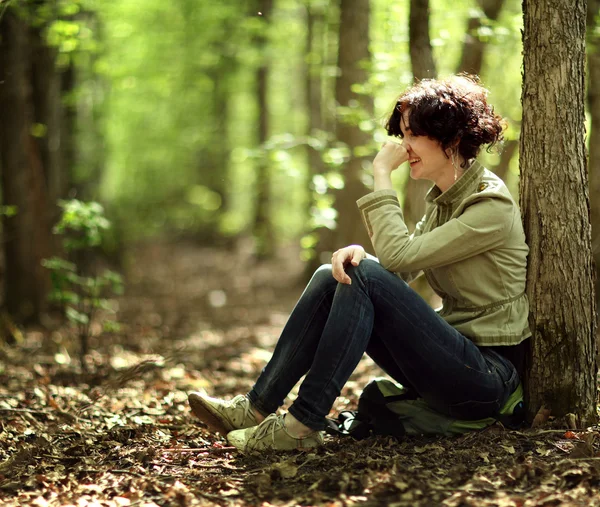 Chica turista en el bosque — Foto de Stock