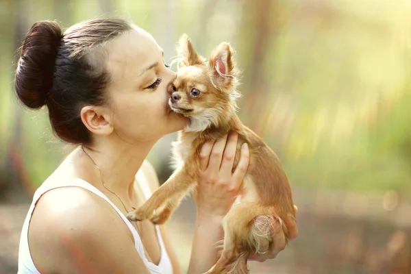 Mulher brincando com um pequeno cão — Fotografia de Stock