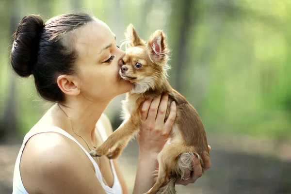 Жінка грає з маленьким собакою — стокове фото