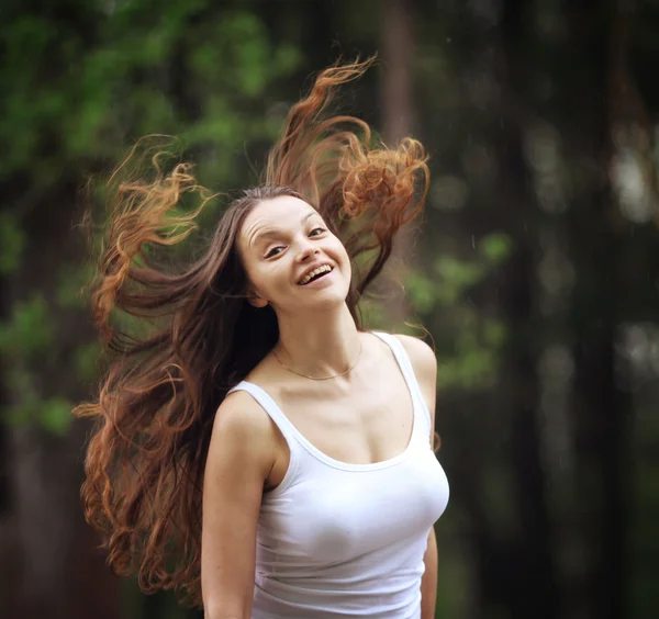 Glückliche Frau mit langen Haaren — Stockfoto