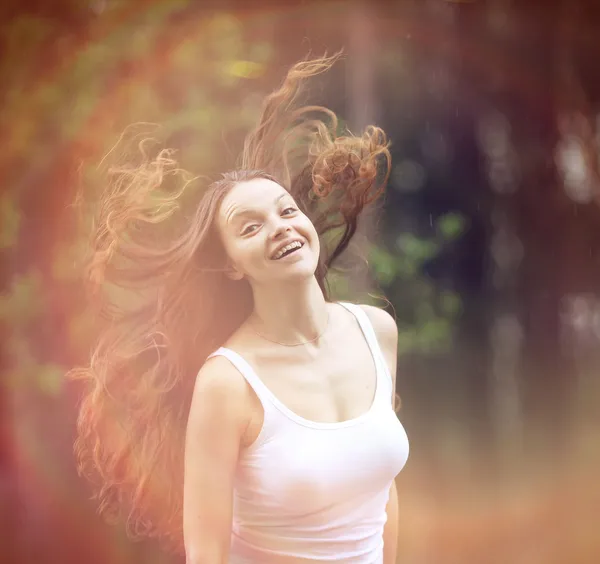 Ευτυχισμένη γυναίκα με μακριά μαλλιά — Φωτογραφία Αρχείου