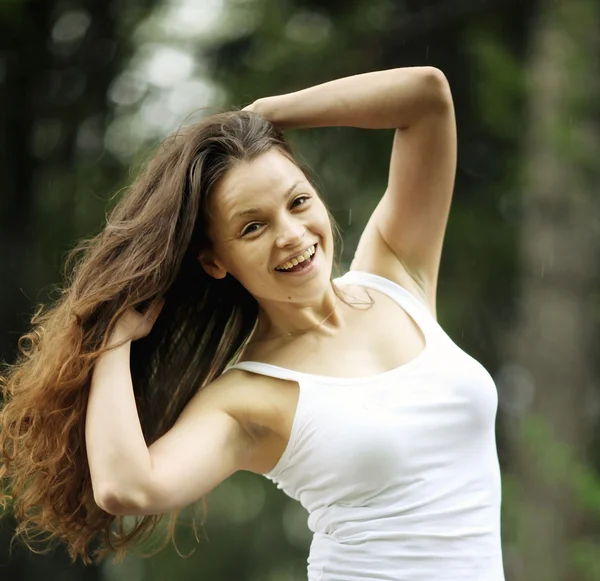 Glückliche Frau mit langen Haaren — Stockfoto