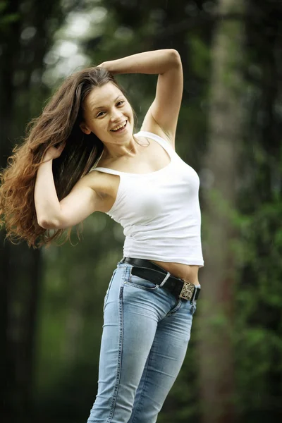 Glückliche Frau mit langen Haaren — Stockfoto