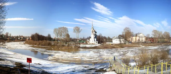 Ice drift on the river in Russia, the church on the shore — Stock Photo, Image