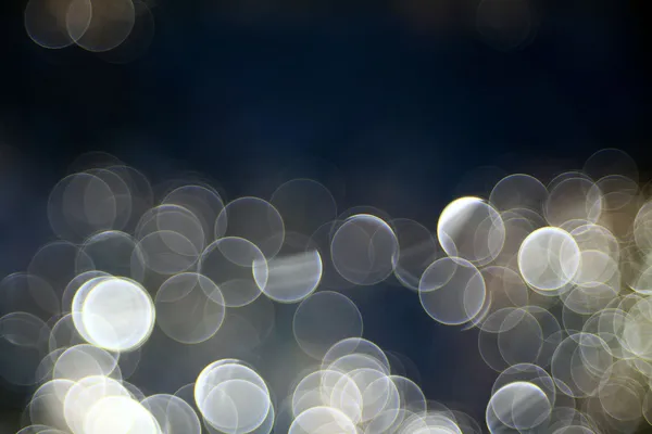 Reflejos de agua azul borrosa. Bokeh. — Foto de Stock