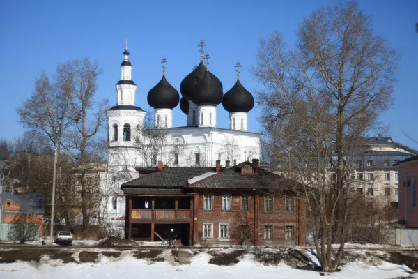 青い春の空を背景の正教会 — ストック写真