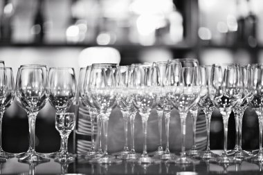 Bardaklar restoranda masanın üstünde.