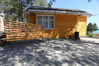 Küçük evin yanında tezgah