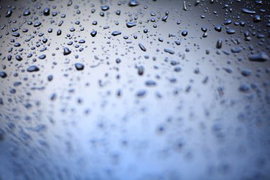 yağmur damlalarının cama bulanık