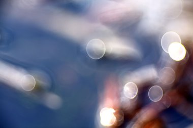 bulanık mavi su yansımalar. bokeh