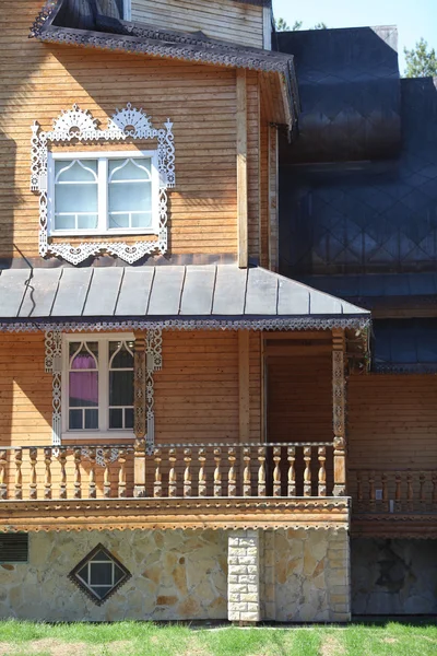 Elemente des Holzhauses, Fenster, Türen — Stockfoto