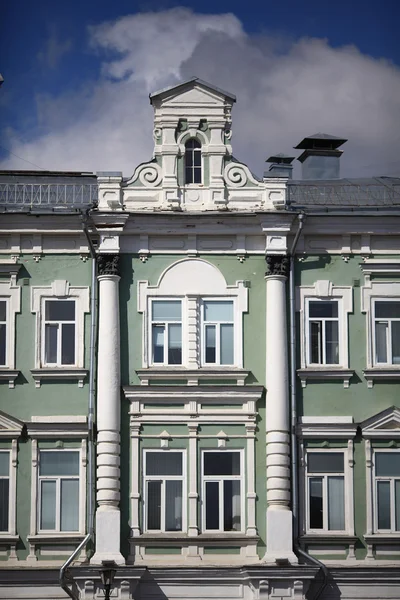 Fenster in einer alten steinernen Hauswand — Stockfoto